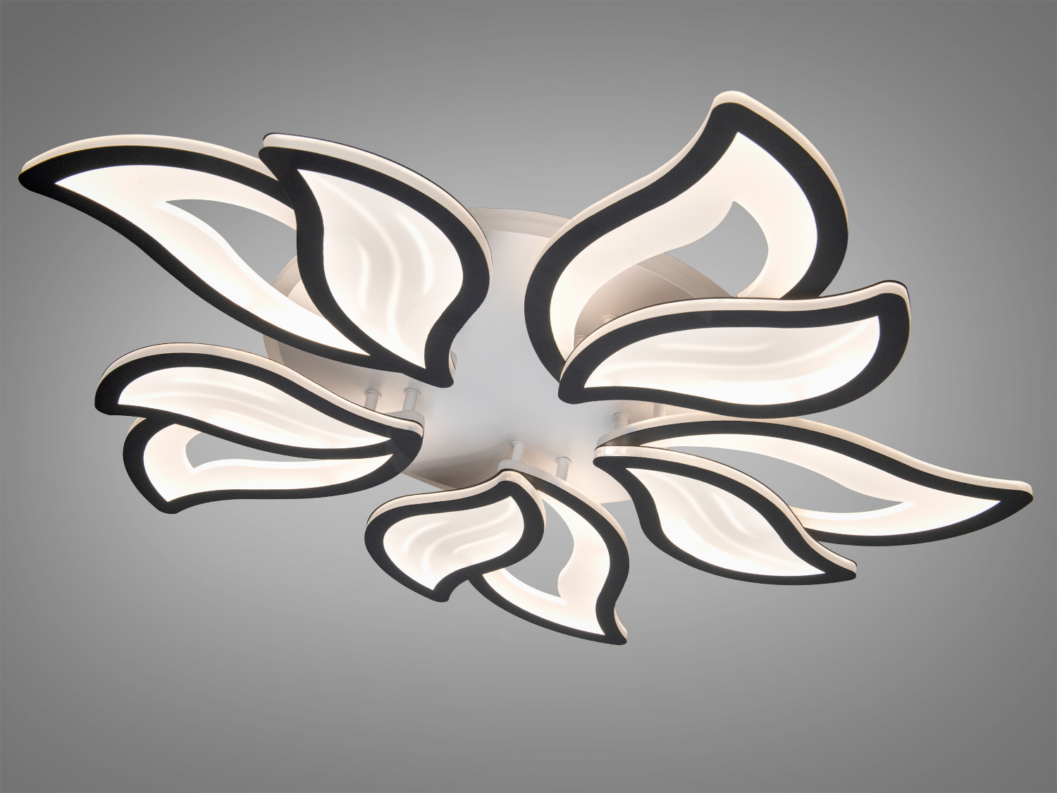 Стельовий світильник з пелюстковим дизайном, що забезпечує м′яке розсіяне світло, ідеальний для вітальні чи спальні.