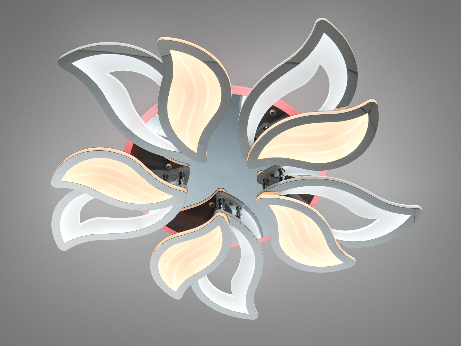 Світильник з пелюстками, що нагадують листя, з теплим світлом. Підходить для сучасних інтер′єрів.