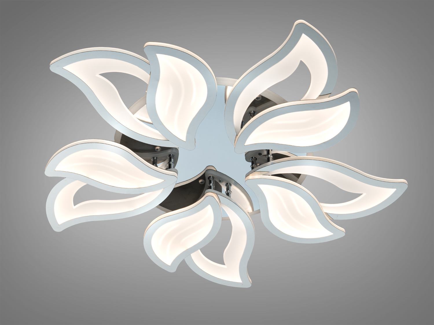 Стельовий світильник у формі квітки з білими пелюстками. Ідеально підходить для вітальні.