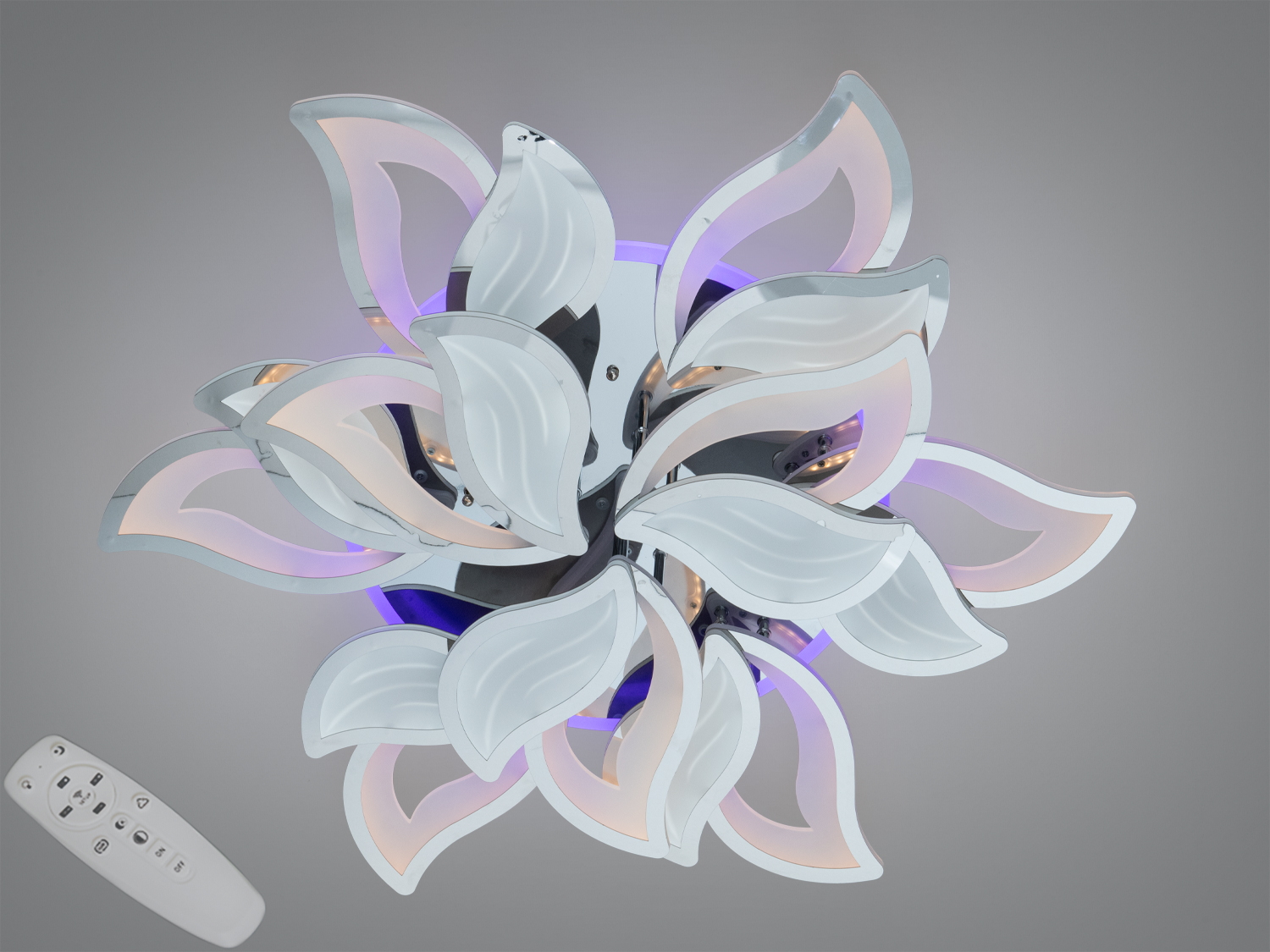 Стельова люстра з дистанційним керуванням, виконана у формі квітки. Пелюстки з матового скла створюють м′яке розсіяне світло.