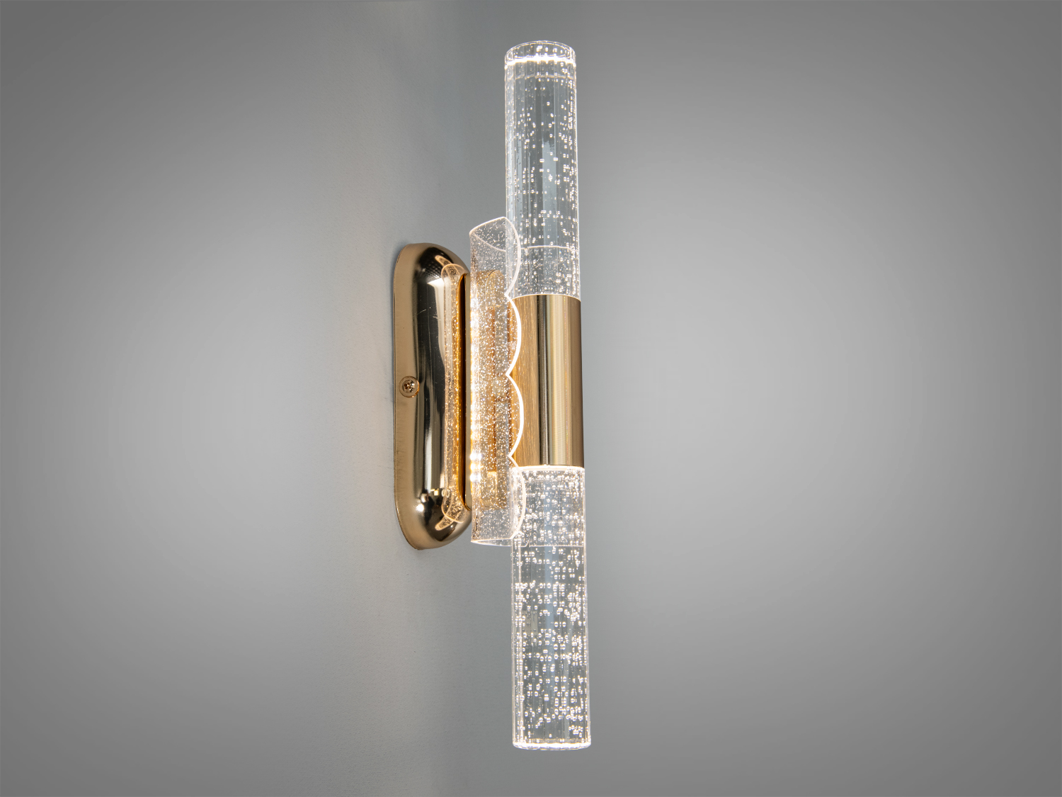 Настінний світильник з акцентом на вертикальну установку, поєднує метал і акриловий плафон, підходить для коридорів.