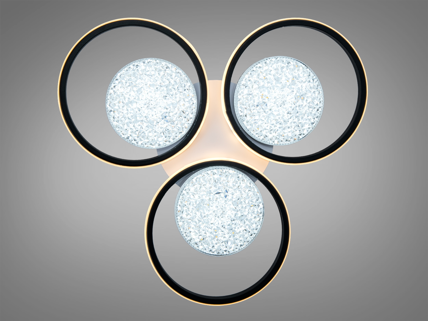 Стельовий світильник з трьома чорними кільцями, що створює сучасний стиль в інтер′єрі, з кристалічними розсіювачами світла.
