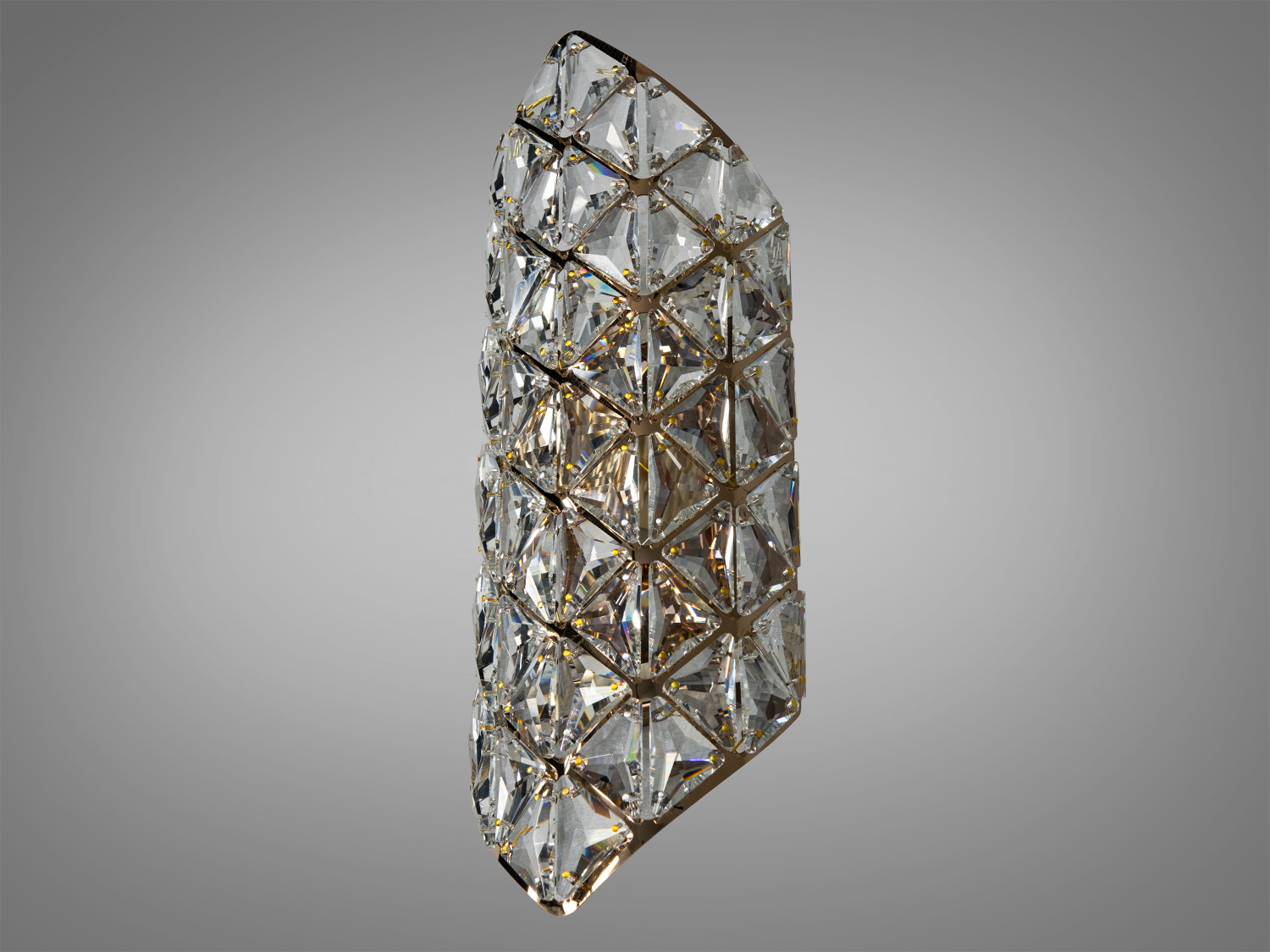 Настінний світильник з кристалами у формі ромбів, що створюють витончений візерунок. Призначений для сучасних інтер′єрів.