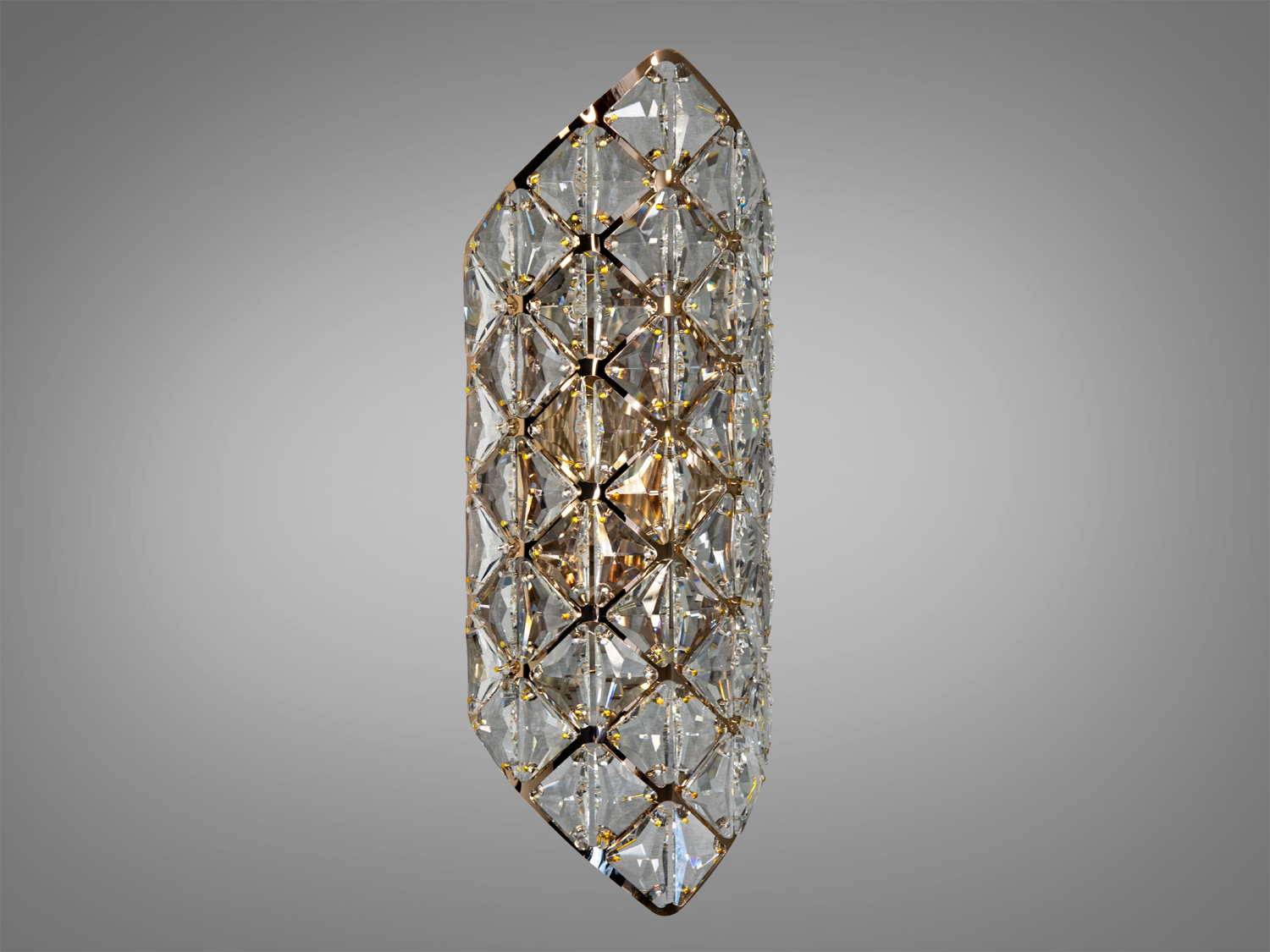 Кришталевий світильник з металевою основою, що підкреслює його геометричний дизайн. Ідеальний для вітальні або спальні.