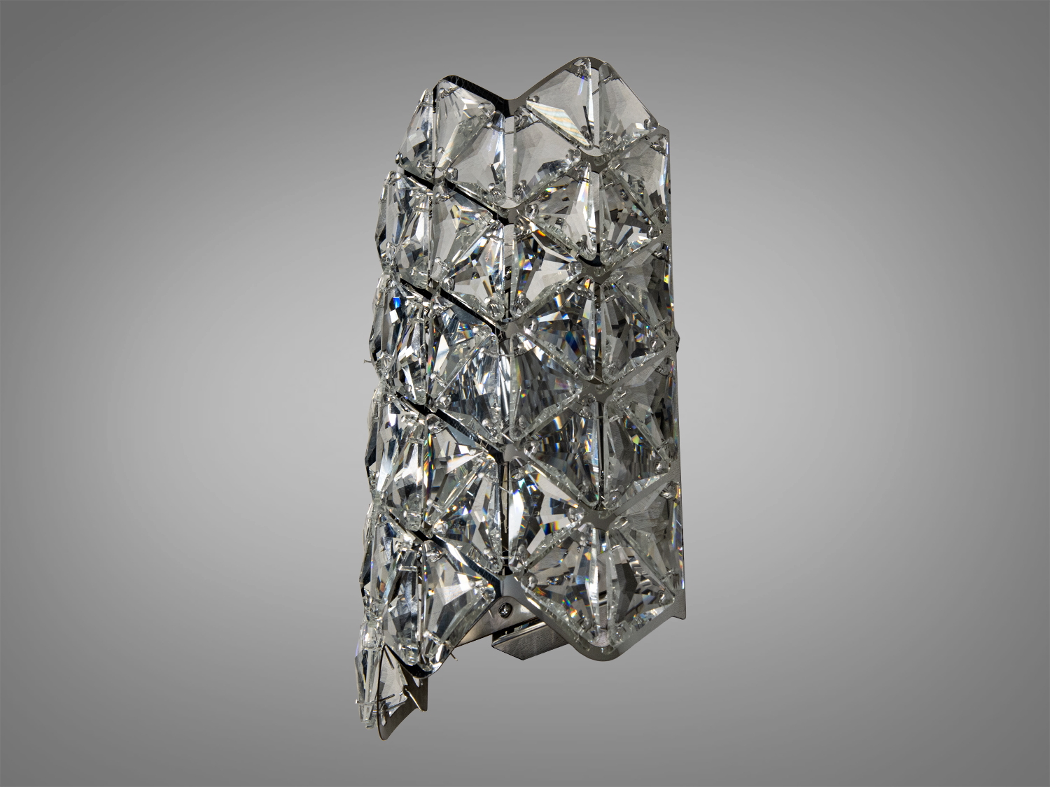 Світильник з кристалами, що відбивають світло, має металеву основу, підходить для монтажу на стіну.