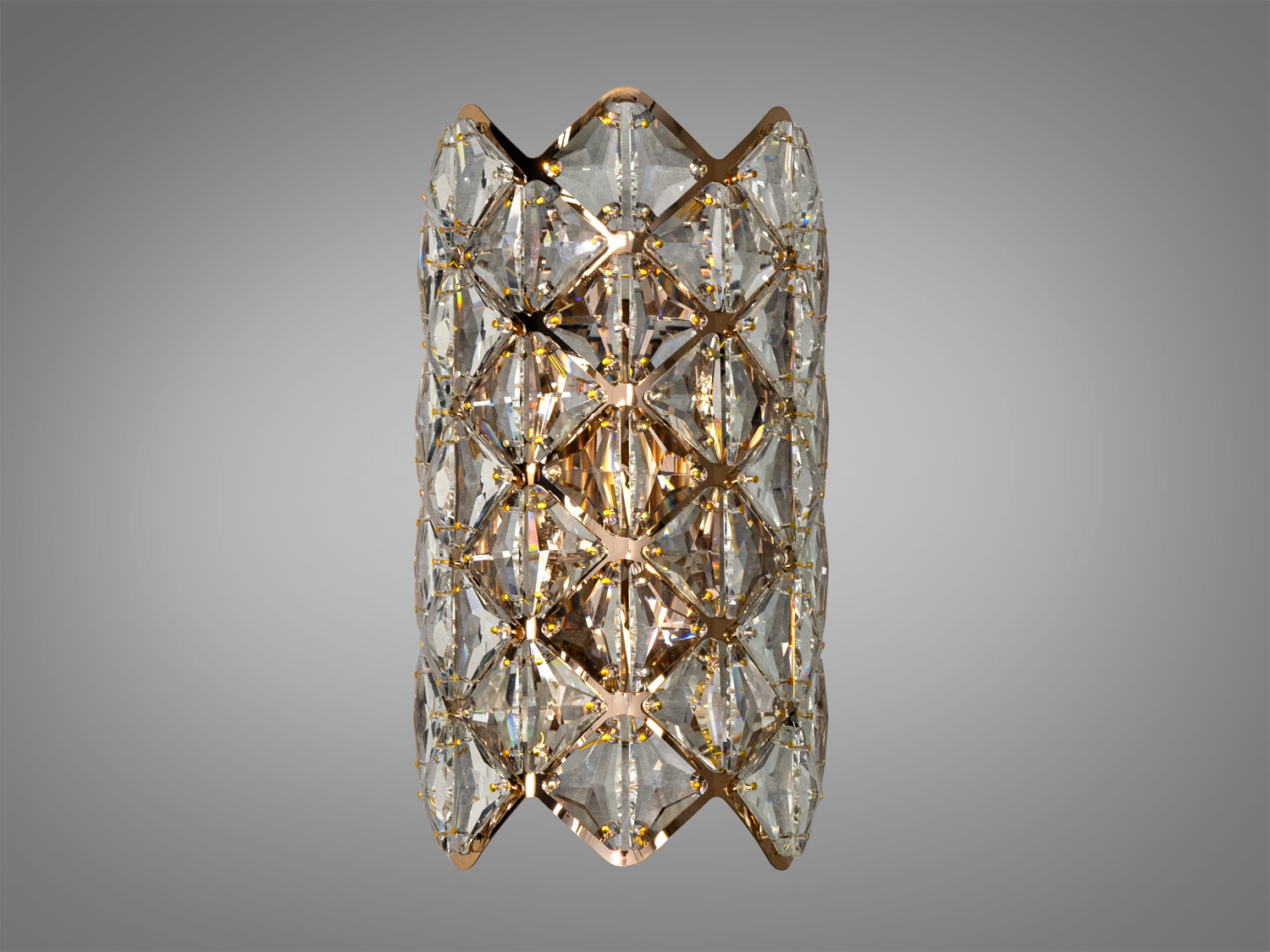 Світильник настінний з прозорими кристалами, що відбивають світло. Підходить для віталень, створюючи елегантну атмосферу.