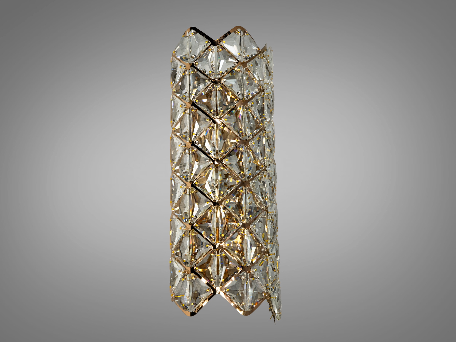 Настінний світильник з кристалами у формі ромбів, золотиста основа. Ідеально підходить для сучасного інтер′єру, створює м′яке світло.