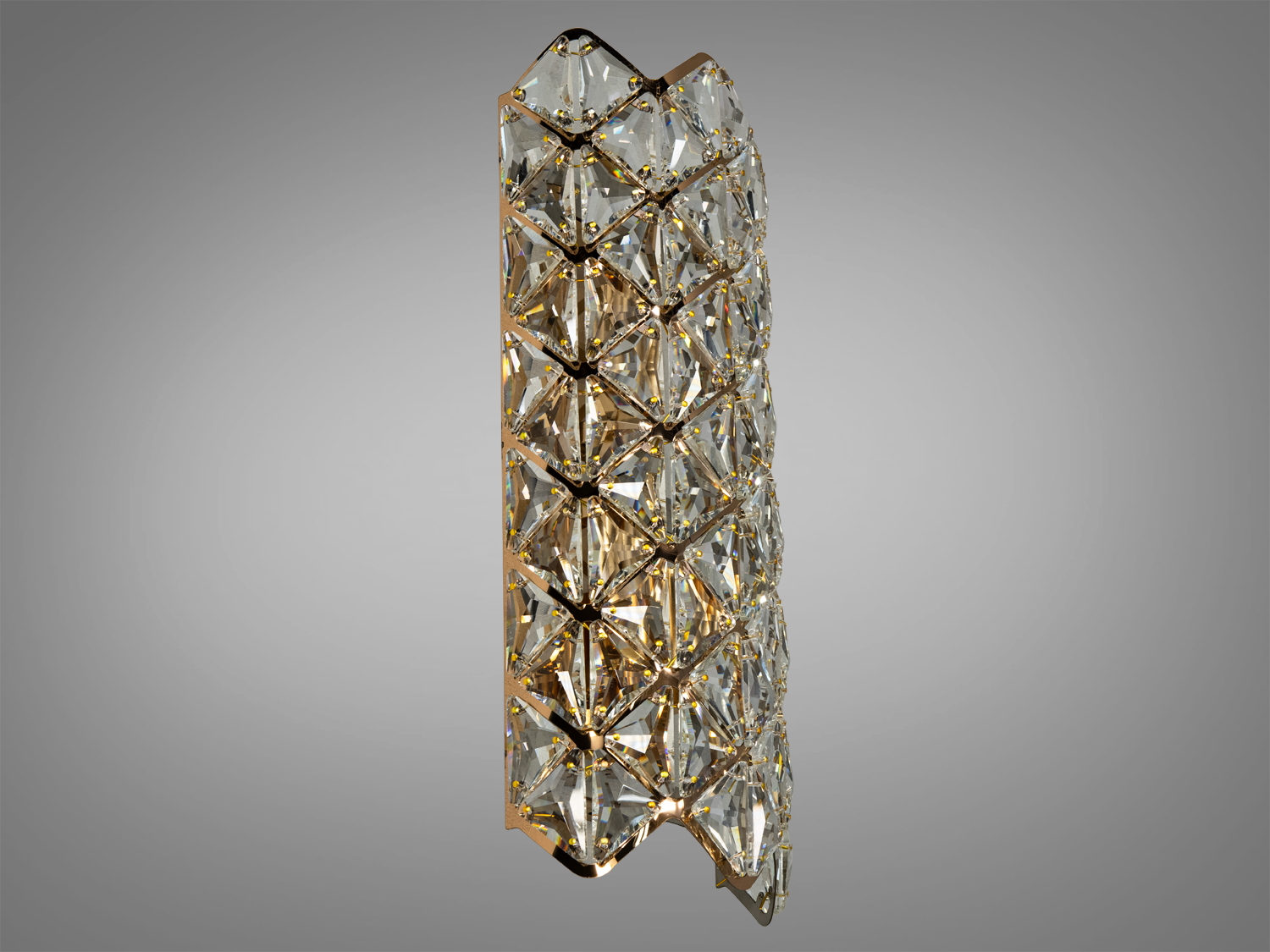 Світильник з кристалами, що відбивають світло, на золотистій основі. Підходить для монтажу на стіну, додає елегантності приміщенню.