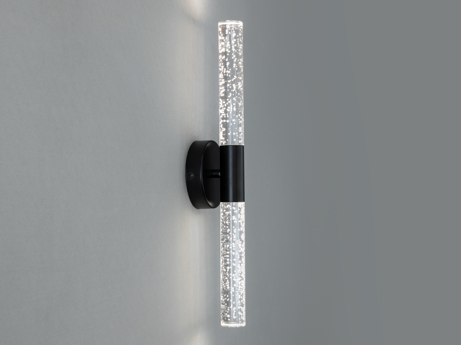 Гармонійне чорне світлодіодне бра, 6 Вт. Додайте вашому простору стиль та функціональність із чорним світлодіодним бра від ТМ 