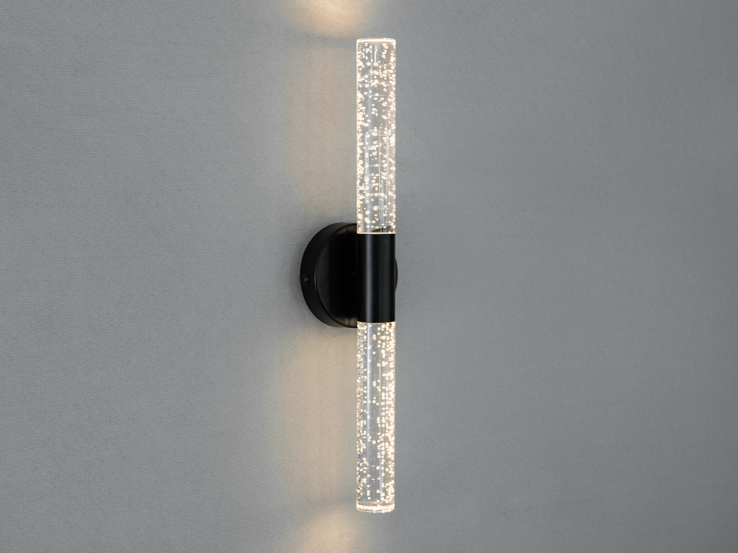 Світильник з прозорими трубками, чорний монтажний елемент, рівномірне освітлення, ідеальний для ванної кімнати.