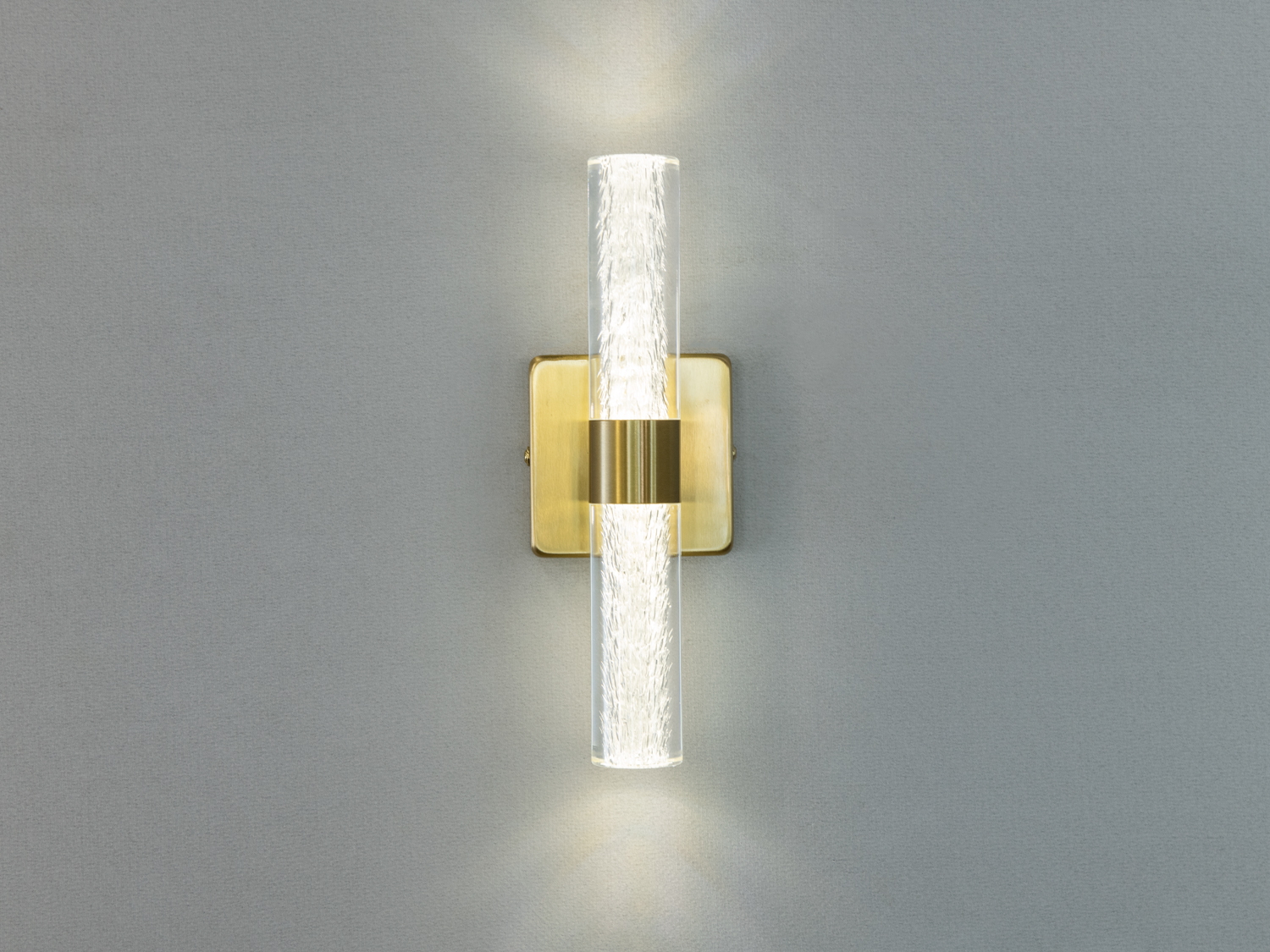 Сучасне світлодіодне бра в спальню, 6W. Світильник при кожному включенні/вимкненні змінюється відтінком світла – від теплого до холодного і нейтрального, створюючи ідеальну атмосферу.