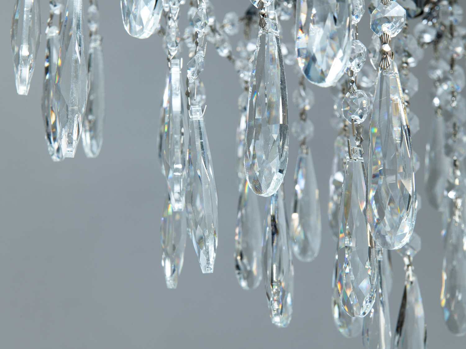 Детальний вигляд кришталевих підвісок, що переливаються різними кольорами. Виготовлено з високоякісного кришталю.