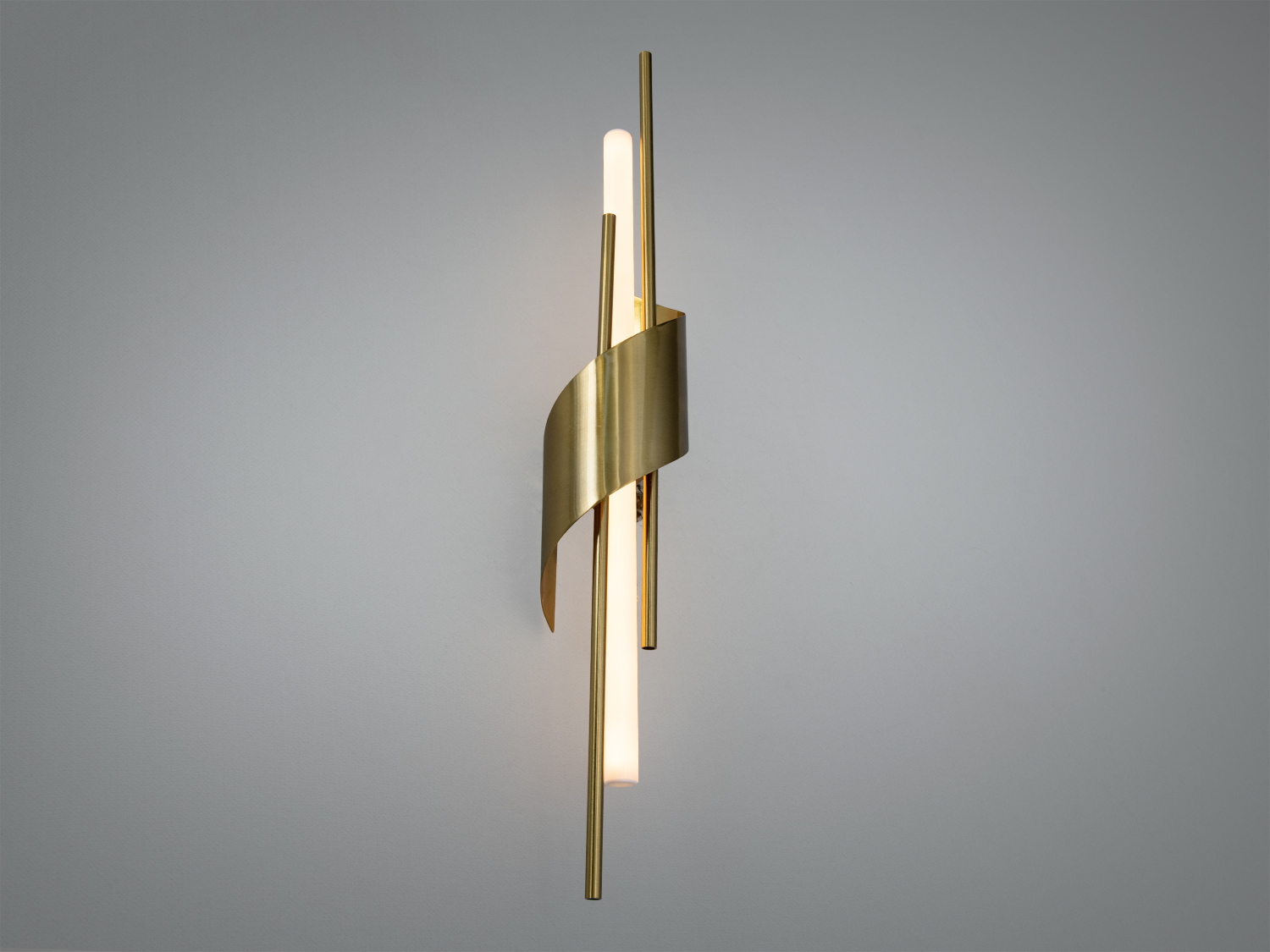 Настінний світильник з вертикальним розташуванням розсіювача із акрилу, золотистий металевий корпус, підходить для сучасного інтер′єру.