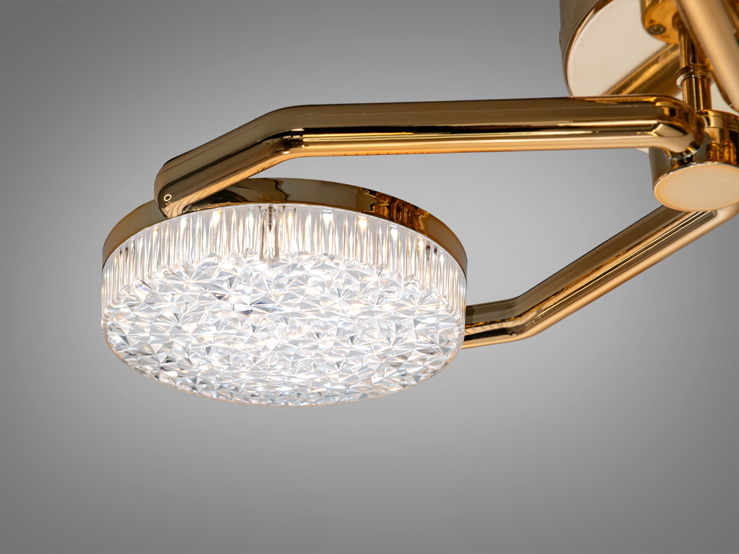 Лампа з чотирма шестикутними елементами, виконана з прозорого матеріалу, підходить для офісного простору.