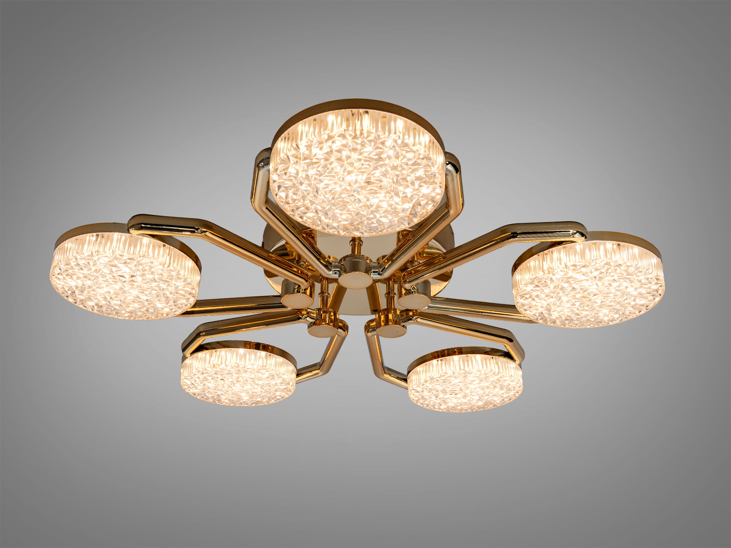 Лампа з чотирма шестикутними елементами, виконана з прозорого матеріалу, підходить для офісного простору.