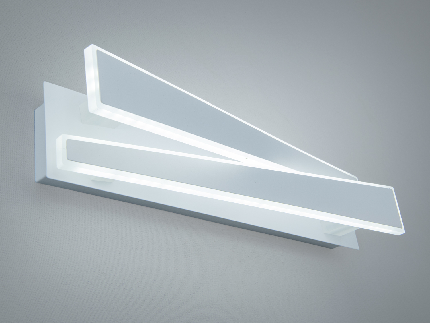 Світильник з кутовим монтажем, що має дві асиметричні панелі. Використовується для акцентного освітлення в сучасних офісах.