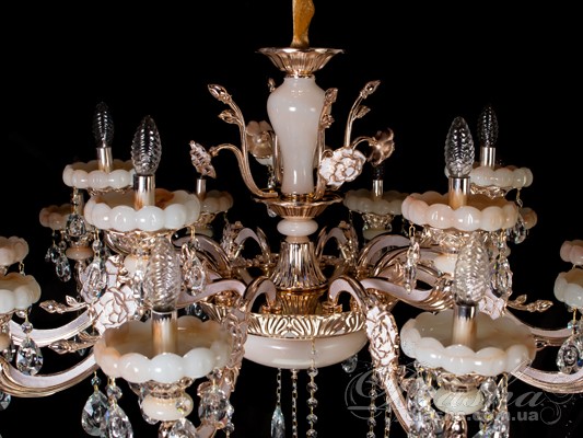 Елегантна кришталева люстра