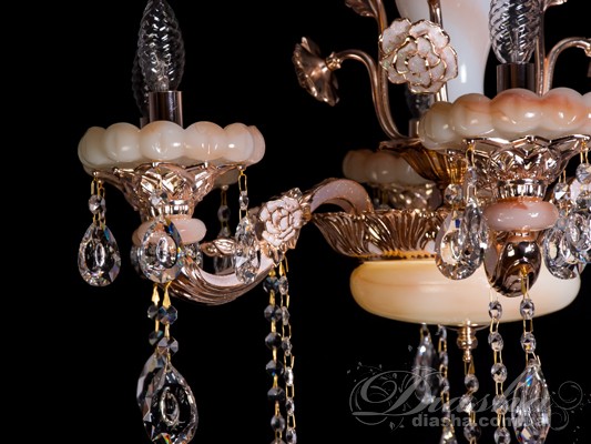 Елегантна кришталева люстра