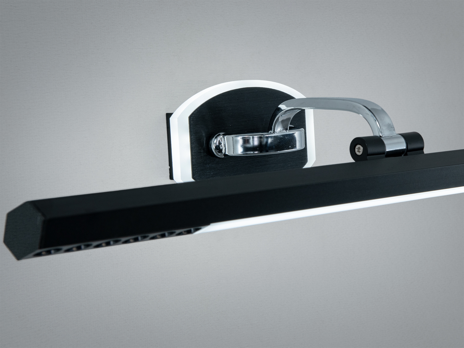 Світильник з хромованим кріпленням, підходить для ванної кімнати, забезпечує точкове освітлення.