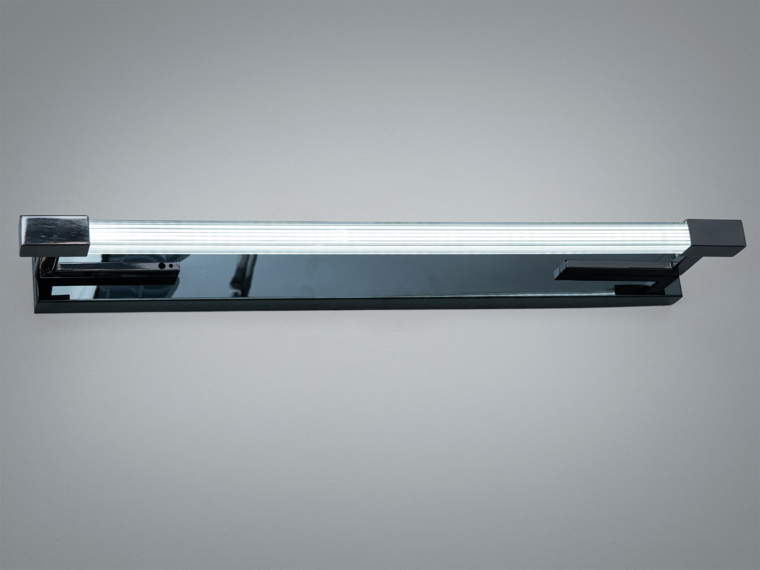 Лампа з дзеркальною основою, що підкреслює сучасний стиль, ідеальна для ванної кімнати.