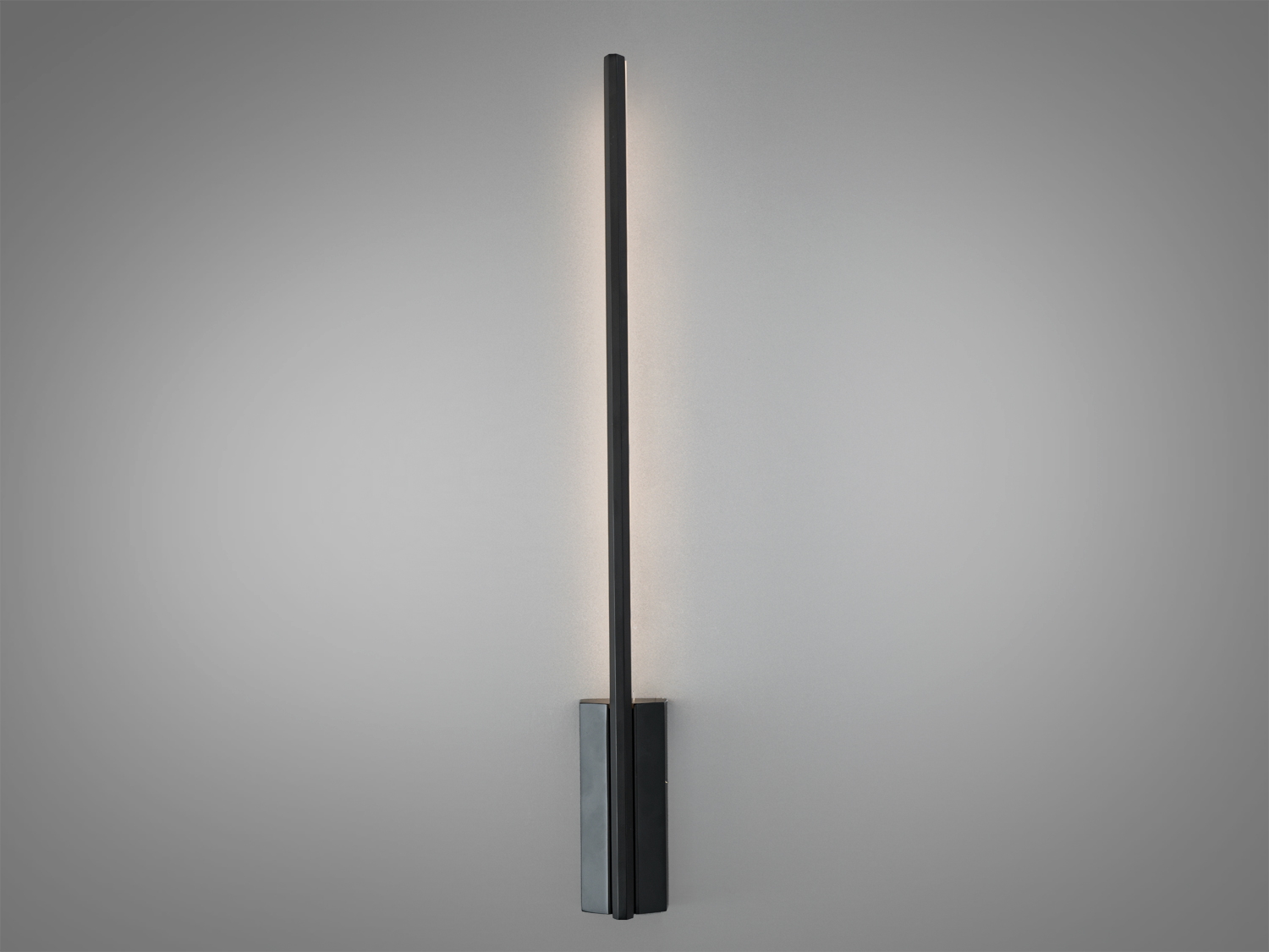 Вертикальний світильник з тонкою чорною панеллю, що монтується на стіну. Ідеальний для мінімалістичного дизайну.