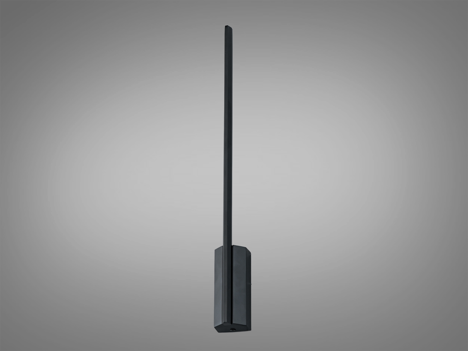 Чорний настінний світильник з довгою панеллю, що забезпечує акцентне освітлення. Використовується для декоративних цілей.
