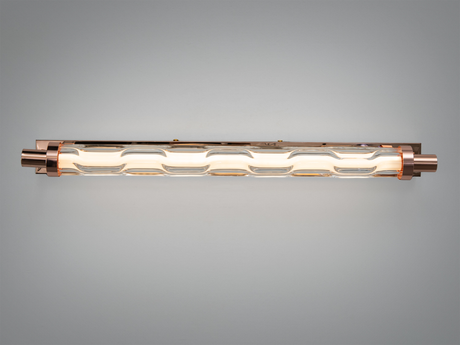 Світильник настінний з прозорим скляним абажуром, що створює розсіяне світло, ідеальний для коридору.