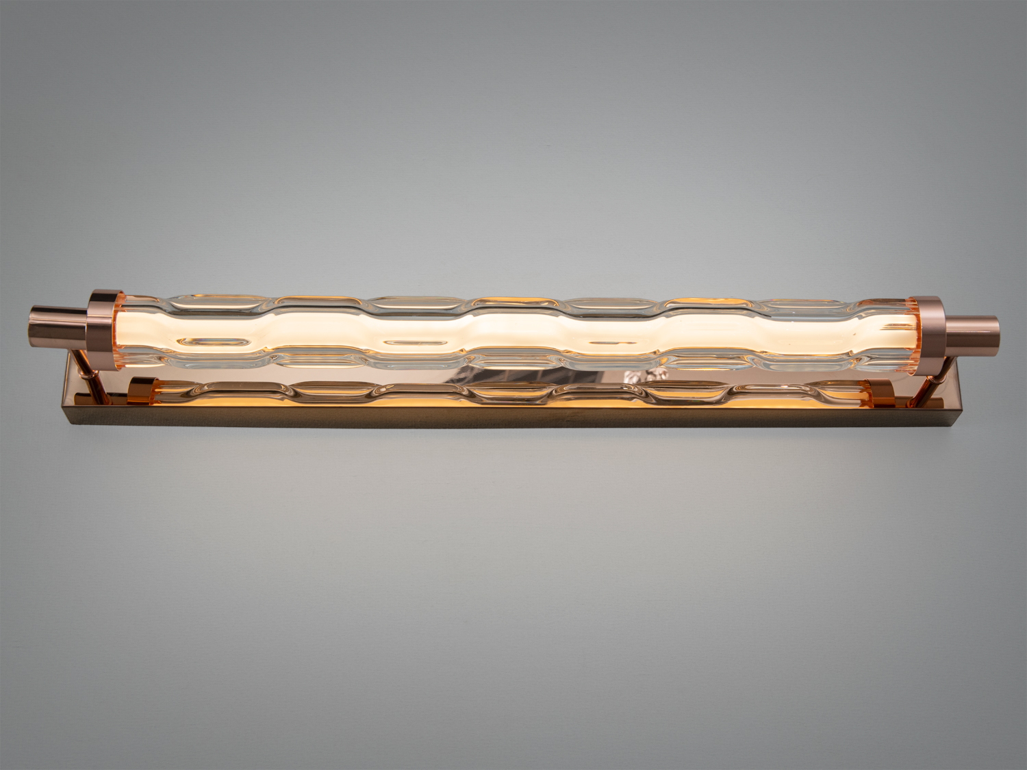 Лампа з металевим корпусом і хвилястим скляним абажуром, підходить для сучасного інтер′єру.