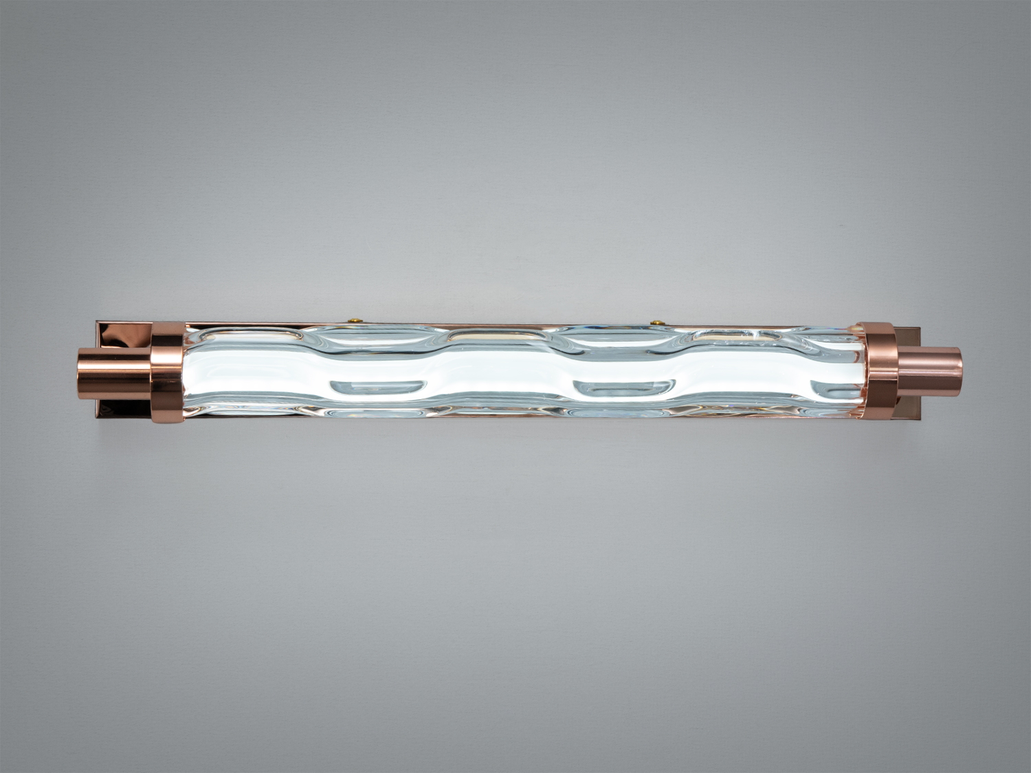 Лампа з прозорим скляним абажуром хвилястої форми на мідній основі. Монтується на стіну.