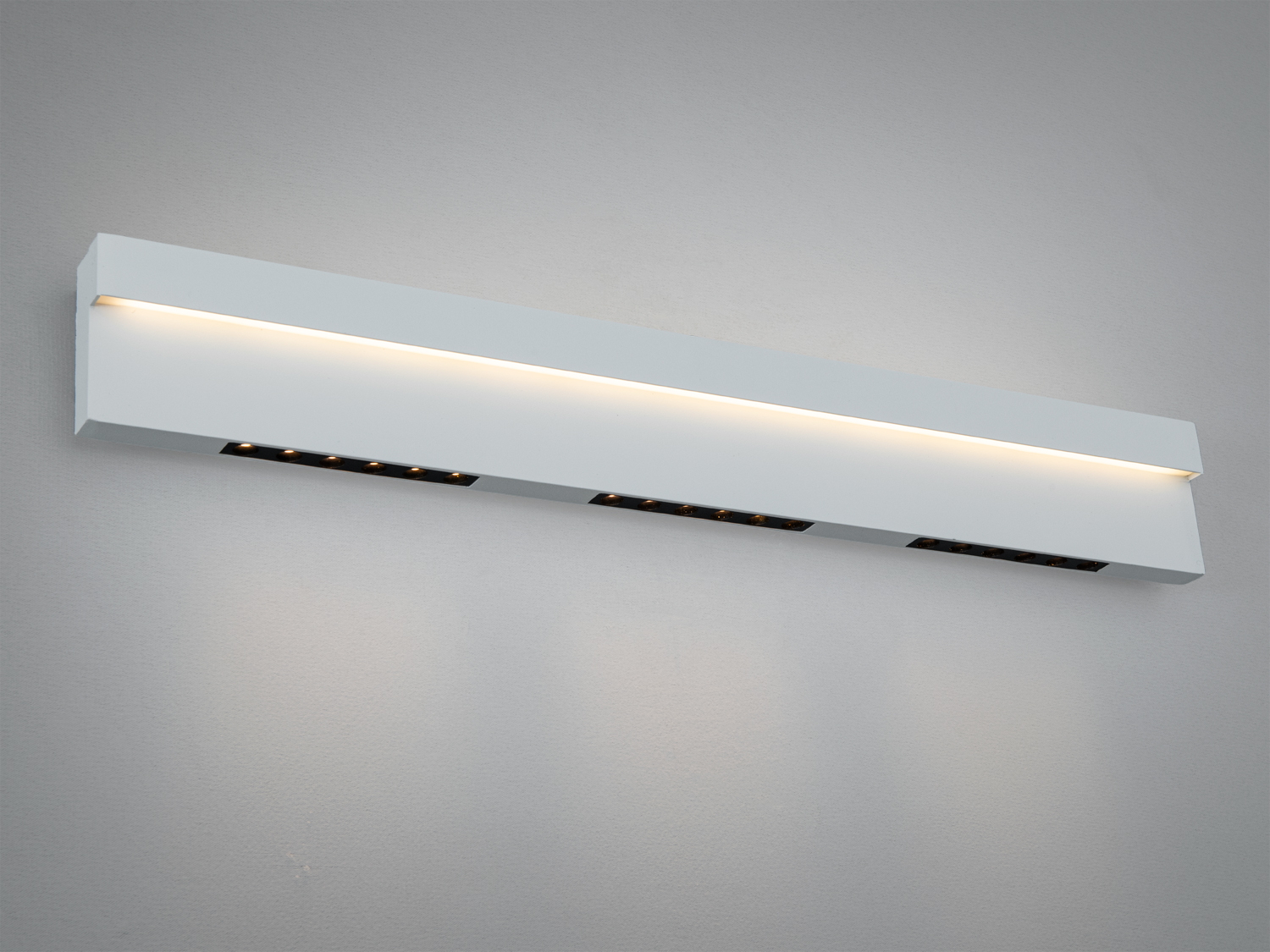 Біле настінне LED бра 24 Вт для підсвітки картин і дзеркал. Прямокутний корпус, рівномірне лінійне світло, контрастне чорне кріплення для сучасних інтер’єрів.