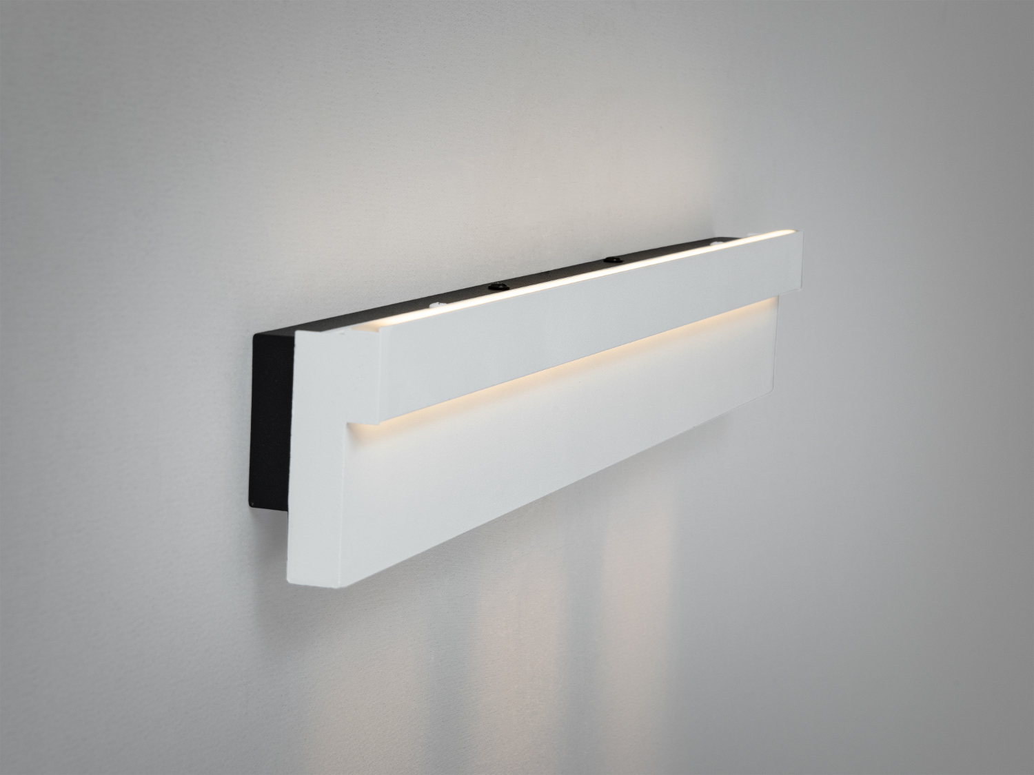 Компактний білий світильник з чорним кріпленням, ідеальний для акцентного освітлення.