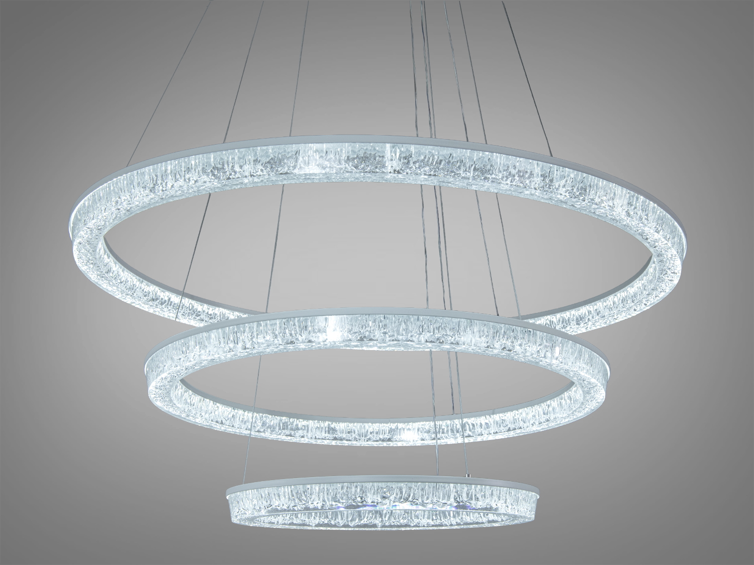 Підвісна люстра з трьома кільцями, що випромінюють холодне світло. Прозорі кільця створюють стильний акцент, підходить для офісних приміщень.