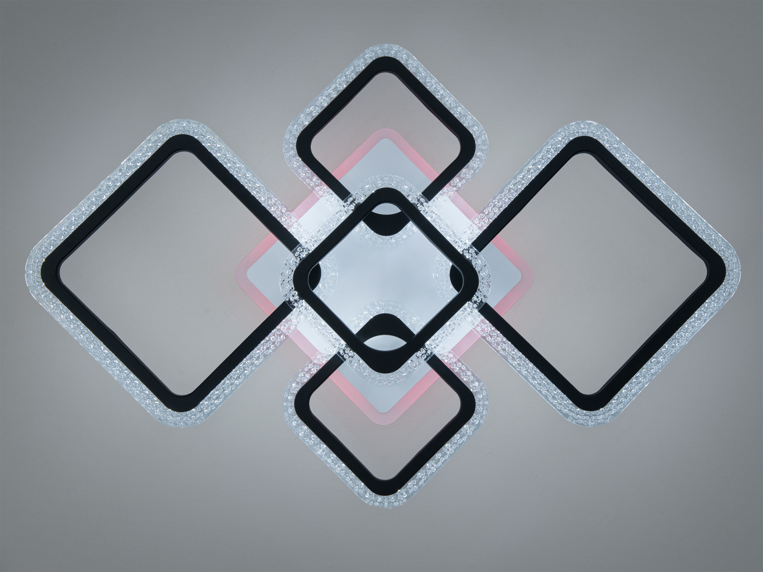 Світильник стельовий з чотирма квадратами, розташованими у формі ромба. Призначений для монтажу в сучасних приміщеннях з можливістю зміни кольору.