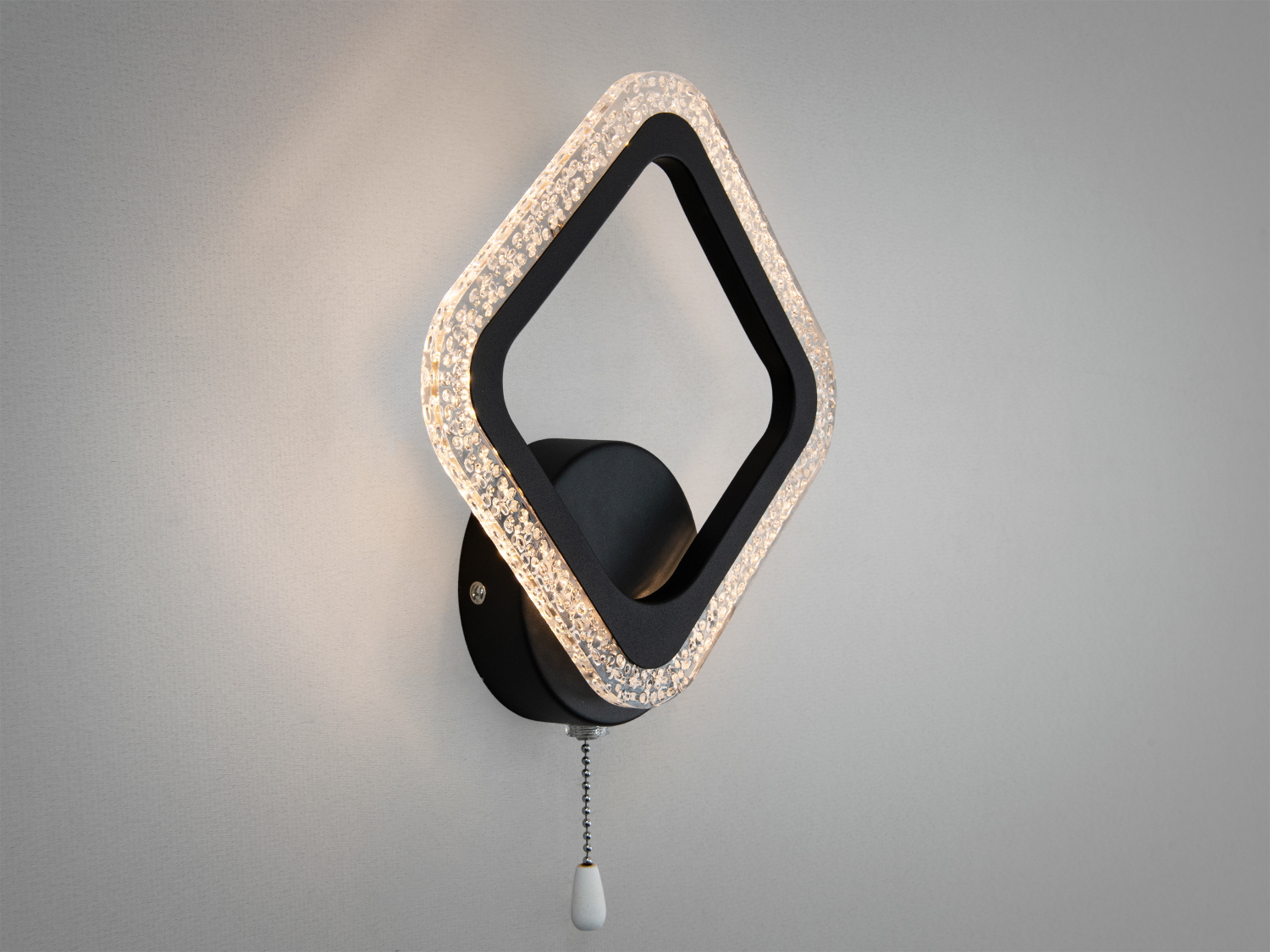 Світлодіодне бра A8170-1BK, чорне, 12 Вт. Три режими 3200/4100/6500K, акриловий розсіювач, металевий корпус, керування шнурком. Підійде для спальні та коридору.