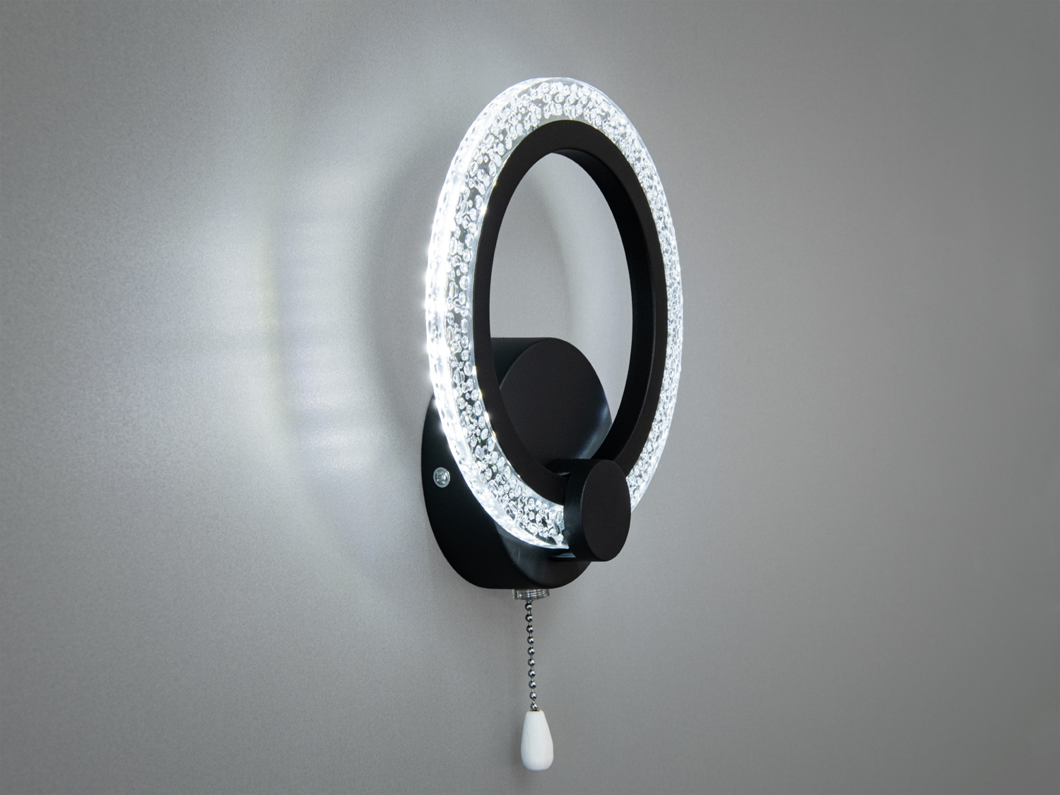 Настінний світильник з матовим чорним корпусом, світлодіодне кільце, підвісний вимикач, ідеальний для акцентного освітлення.