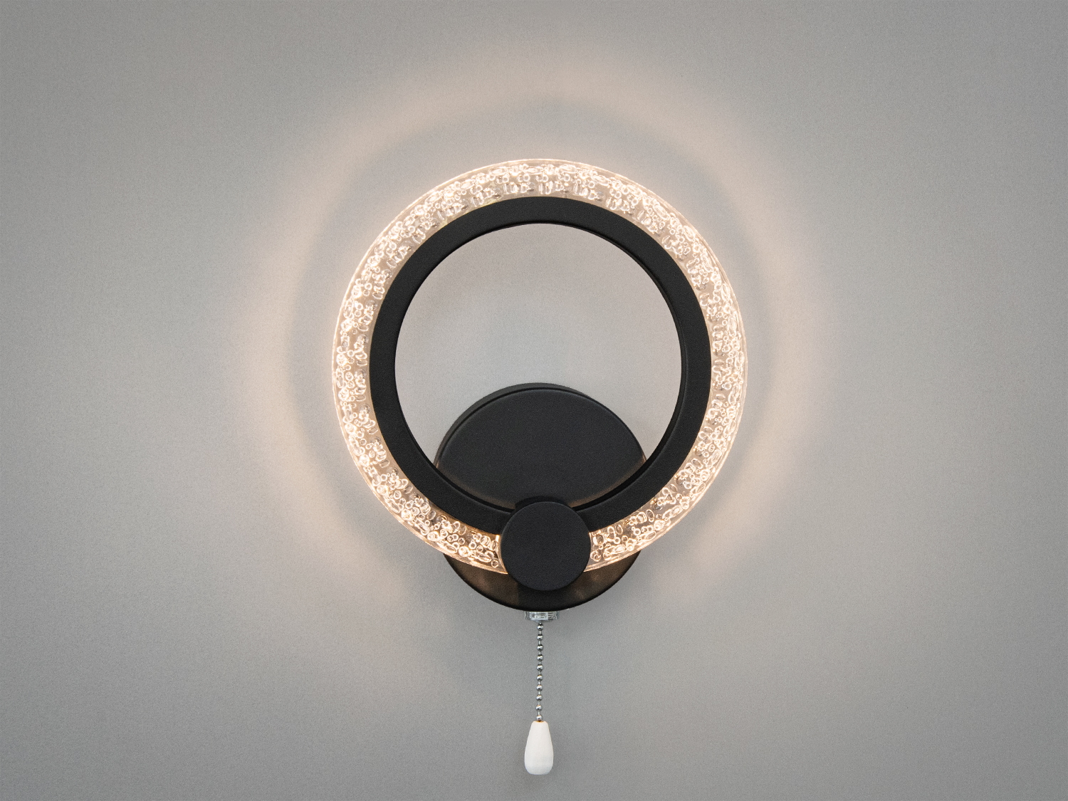 Настінний світильник з чорним металевим корпусом, прозоре кільце зі світлодіодами, підходить для спальні або вітальні.