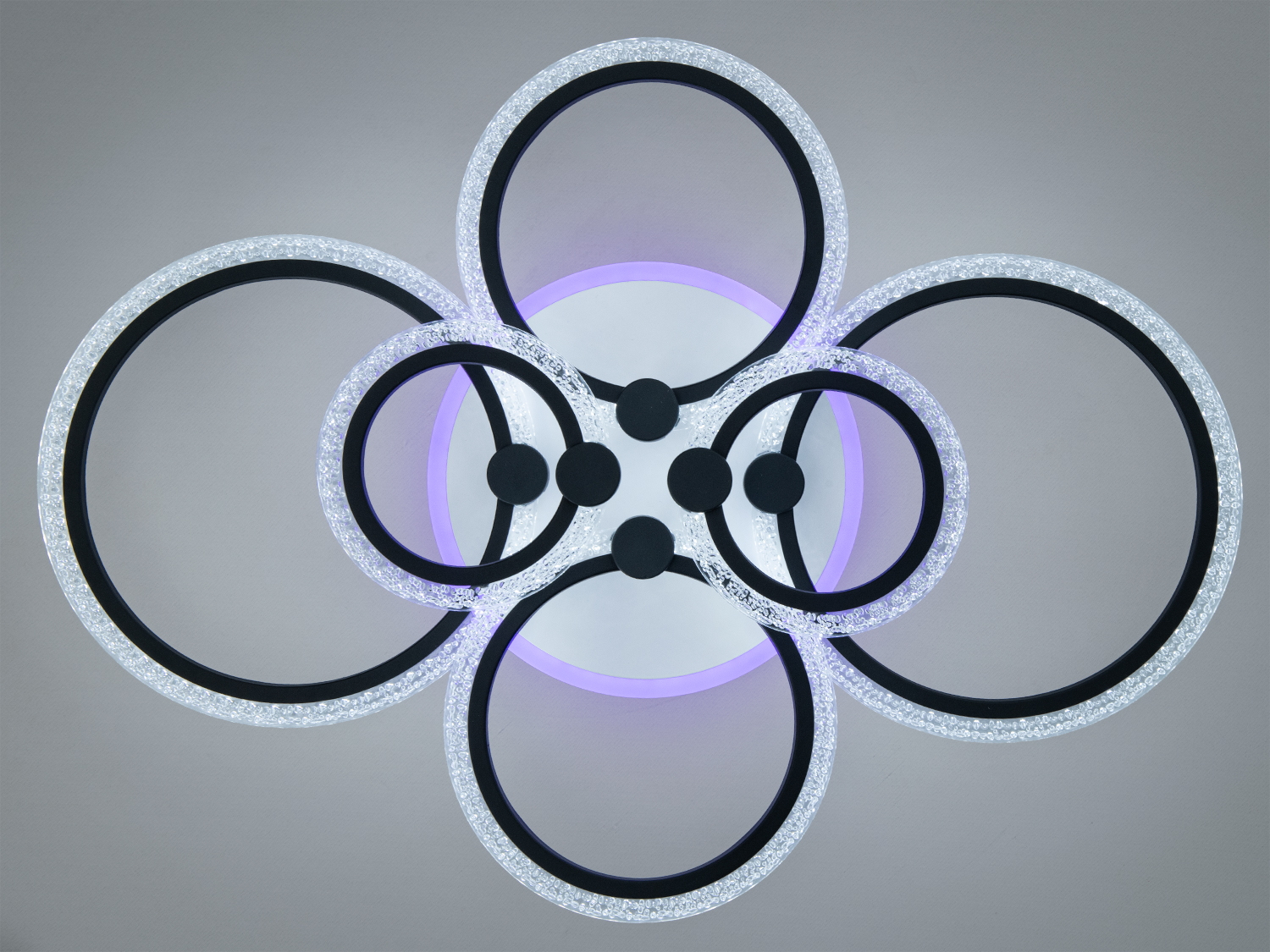 Світильник з шістьма кільцями, що світяться, з фіолетовим підсвічуванням. Підходить для сучасного інтер′єру з акцентом на стиль.