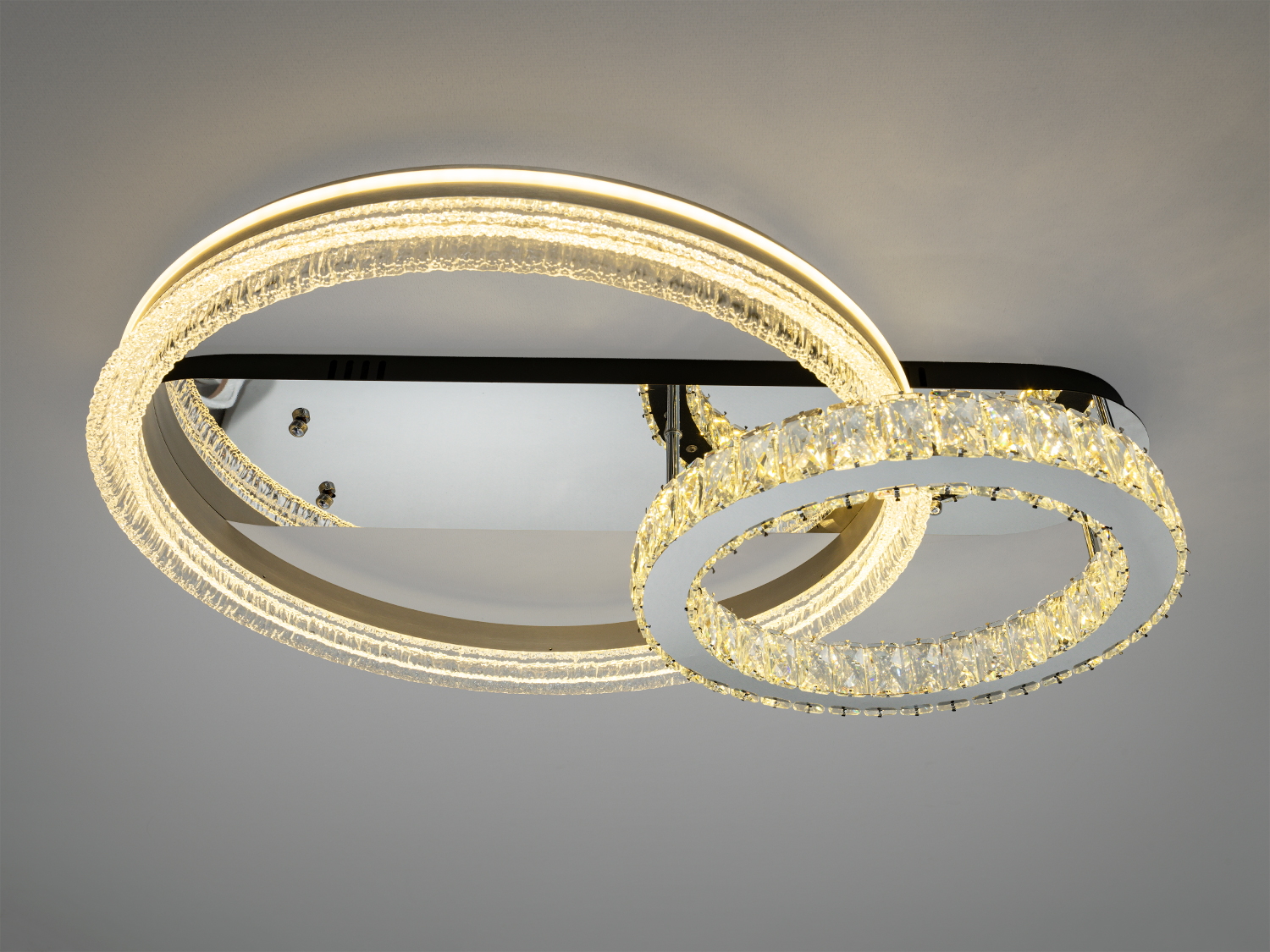 Світильник з двома акриловими кільцями, що забезпечують тепле освітлення. Призначений для монтажу на стелю.