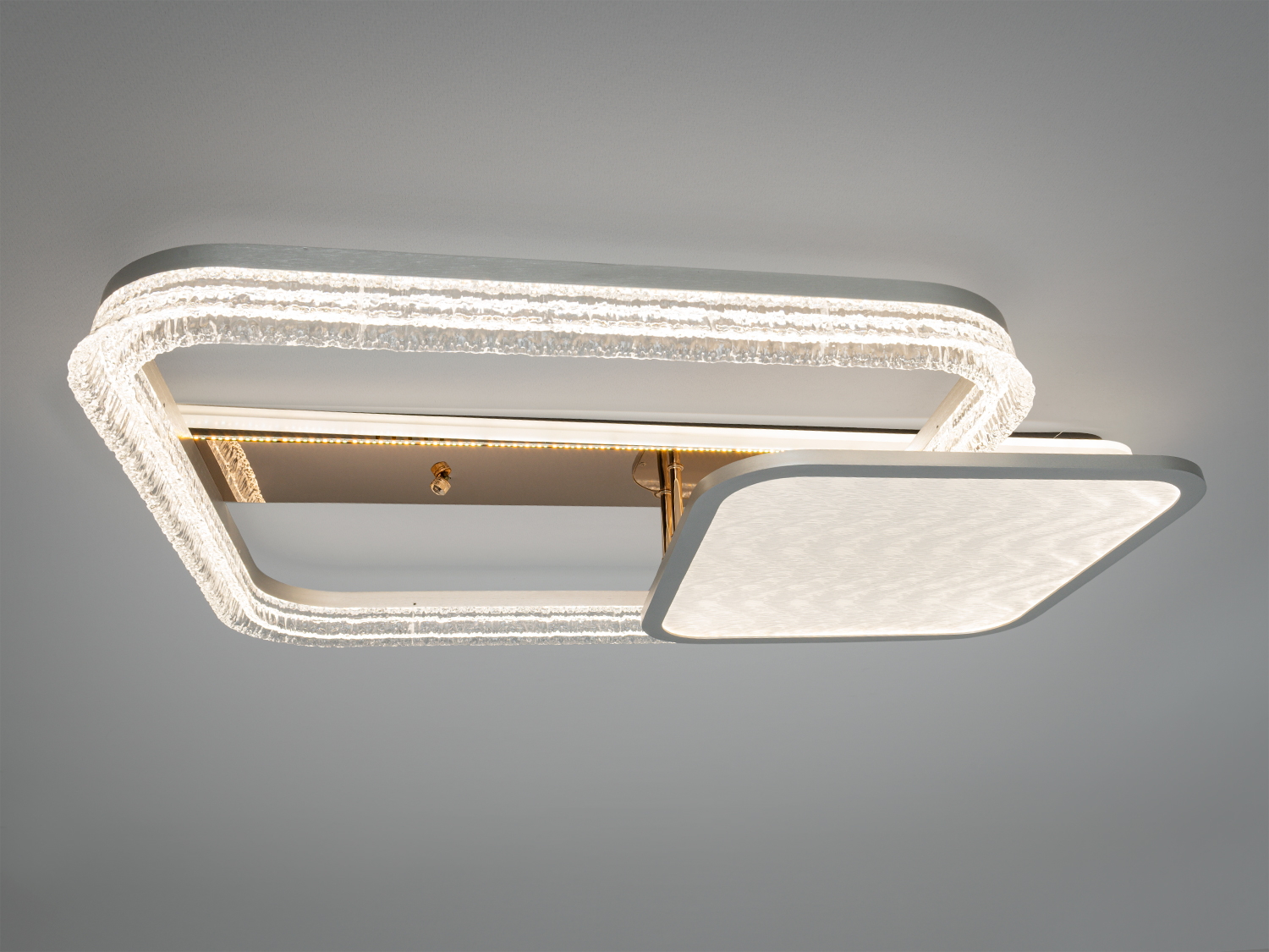 Прямокутна світлодіодна лампа для стелі з прозорого акрилу, що підходить для монтажу в сучасних приміщеннях.