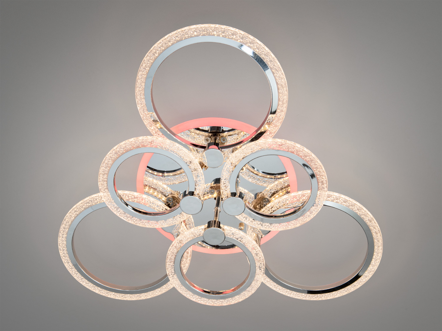 Люстра з кільцями, що світяться, з рожевим підсвічуванням. Ідеальна для монтажу в сучасних приміщеннях.