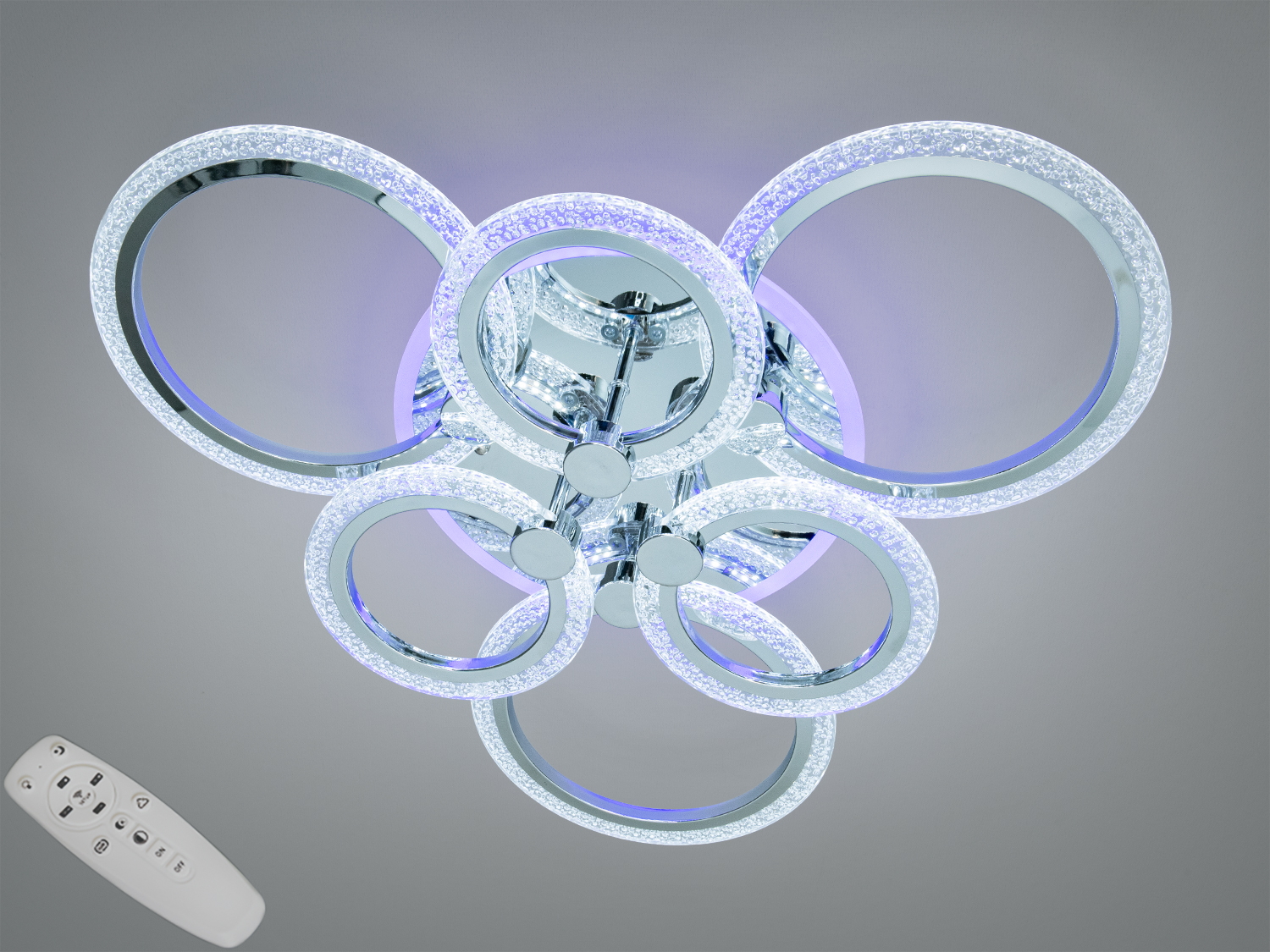 Стельова LED-люстра Diasha у хромі з 6 кільцями, 90 Вт, ПДУ та триколірним світлом. Підходить для приміщень до ≈15 м², димування і м’яке підсвічування основи.