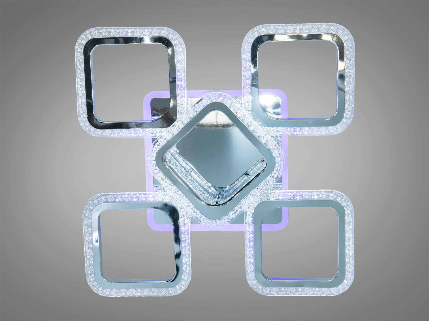 Стельовий світильник із квадратними LED-елементами, що випромінює холодне світло. Має декоративне підсвічування з фіолетовим відтінком.