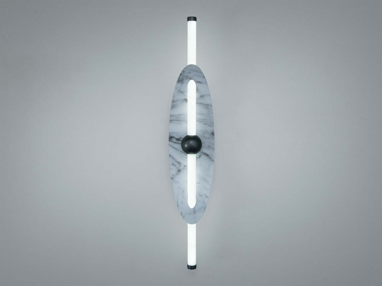 Біле настінне LED бра 9 Вт з мармуровим елементом і двома світловими трубками. Вертикальний формат для м’якого акцентного підсвічування сучасних інтер’єрів.