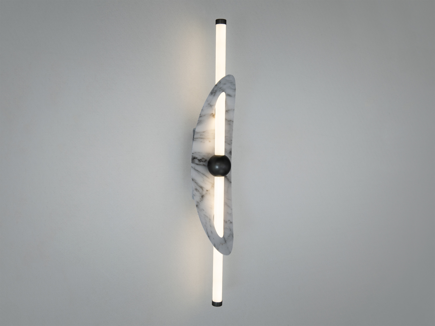 Настінний світильник з мармуровим корпусом, оснащений двома світловими трубками. Призначений для декоративного освітлення.