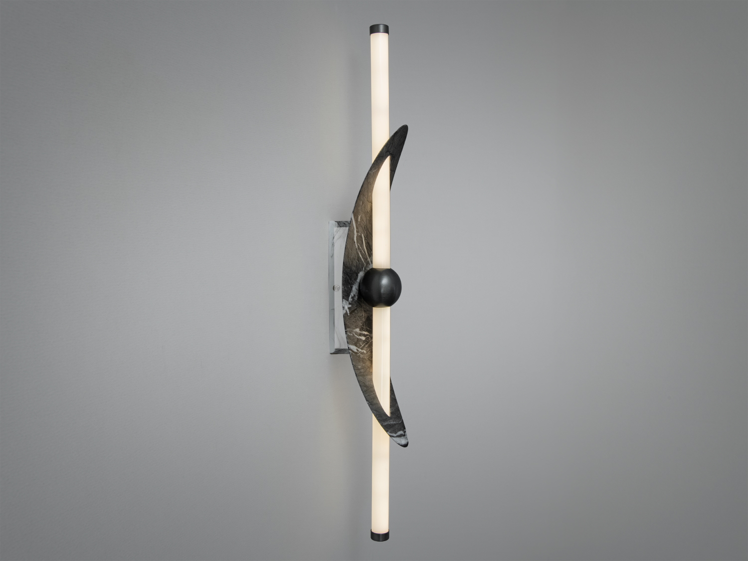 Настінний світильник з трубкою, що випромінює тепле світло, має асиметричну мармурову деталь, ідеальний для сучасних просторів.