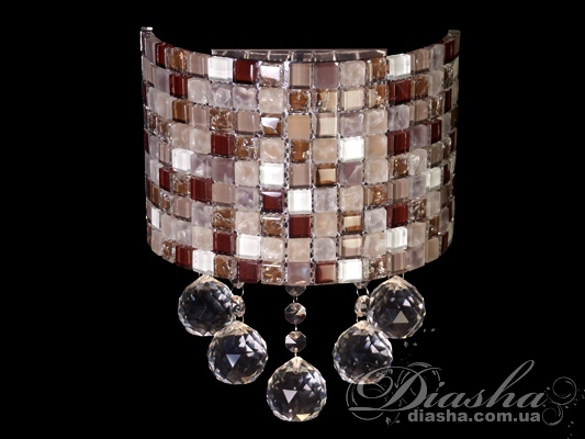 Історія створення смальти налічує кілька століть. Це кольорове скло має здатність переливатися і світитися. А тепер уявіть - як неповторно буде виглядати даний світильник на Вашій кухні. Подібне забарвлення та малюнок підійде практично під будь-який інтер'єр. А як чудово доповнюють його лаконічні кришталеві підвіски. Вбудоване світлодіодне освітлення принесе чимало економії, у зв'язку з його енергоефективністю. Адже світлодіодні лампи служать мінімум в 10 разів довше і споживають на 90% менше електроенергії, у порівнянні зі звичайними лампами розжарювання.
 До того ж, Ви легко зможете підібрати до цього бра аналогічний стельовий світильник на один або три плафона. А значить, на Вашій кухні буде повна гармонія. Ну хіба це не вартий привід, щоб зробити собі чудовий подарунок.