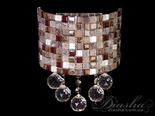 Настінний світлодіодний світильник, виконаний у стилі &laquo;шахової&raquo; мозаїки, дуже сучасно виглядає в будь-якому приміщенні. Це може бути і письмовий стіл у робочому кабінеті, і передпокій, і затишна кухня. Зверніть увагу, як ефектно він доповнений вишуканими кришталевими підвісками. 
Ми із задоволенням надаємо Вам унікальну можливість доповнити це бра аналогічним стельовим світильником на один або три плафона. Скільки затишку і тепла принесуть вони у Ваш дім. 
А вбудоване світлодіодне освітлення подарує чимало реальної економії. Відомо, що якісною перевагою світлодіодних ламп є їх більш розсіяне і рівномірне світло, в порівнянні зі звичайними лампами. Крім того, вони не нагріваються, а значить є пожежобезпечними. Вибір тільки за Вами.