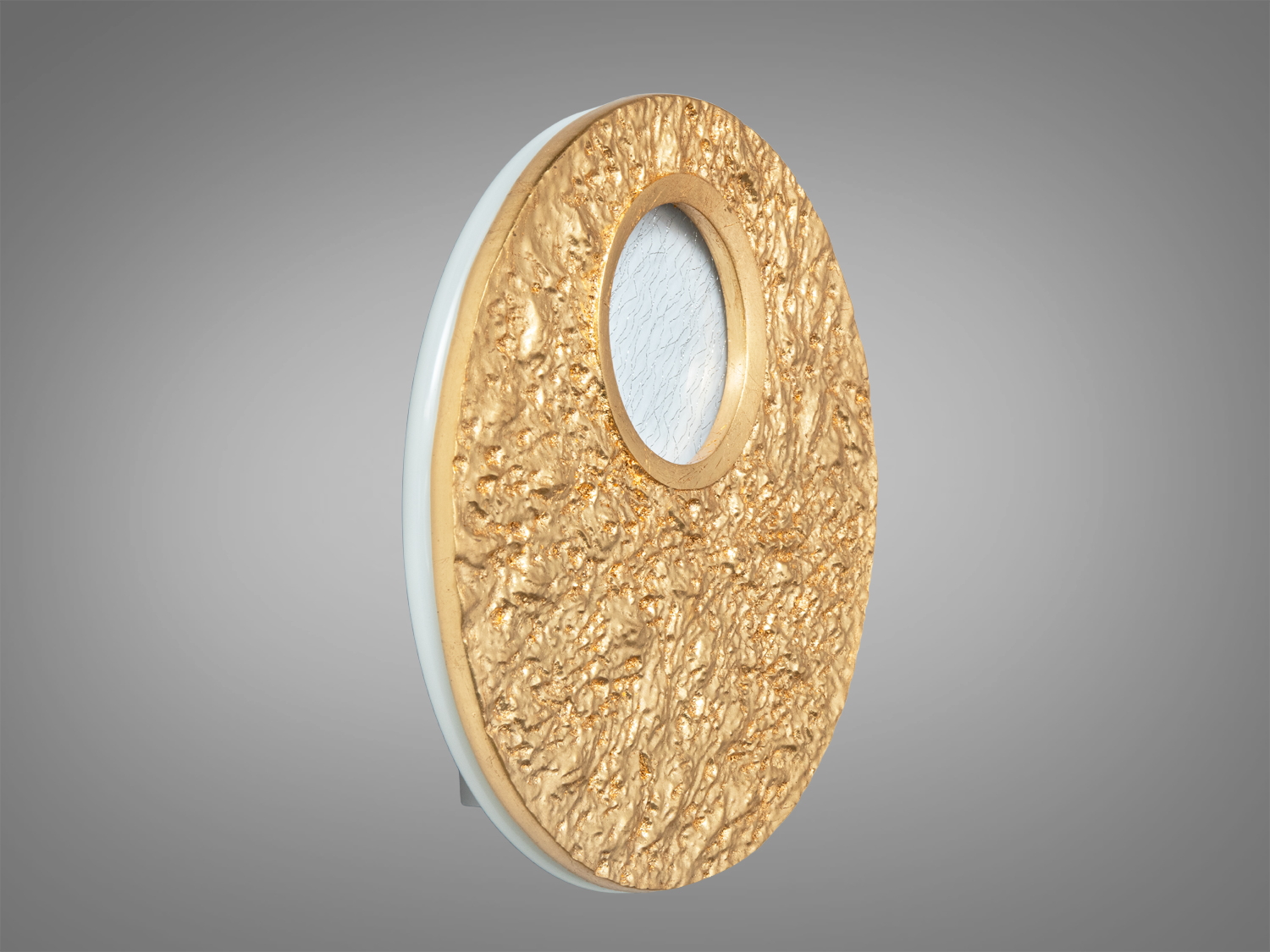 Настінний світильник з рельєфною золотою поверхнею та матовим склом. Встановлення на стіну, підходить для декоративного освітлення.