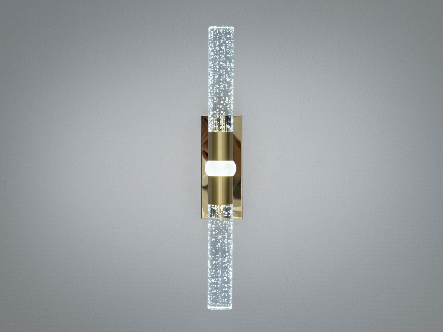 Вертикальний настінний світильник з подвійним скляним циліндром, наповненим бульбашками. Підходить для інтер′єру з сучасним дизайном.