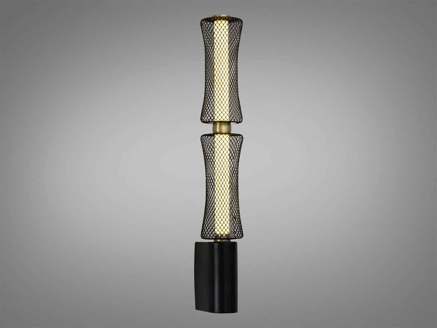 Світильник з вертикальним монтажем, оснащений металевим сітчастим абажуром. Ідеально підходить для освітлення вузьких коридорів.